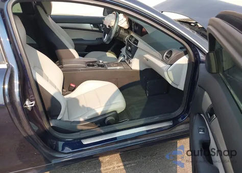 2012 Mercedes-Benz C 250 z USA, uszkodzony, nr VIN WDDGJ4HB0CF878558